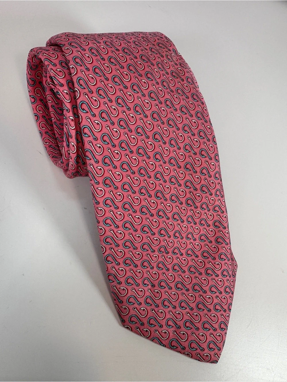 VINEYARD VINES pink 100% silk tie with fish hook design necktie Adorable
